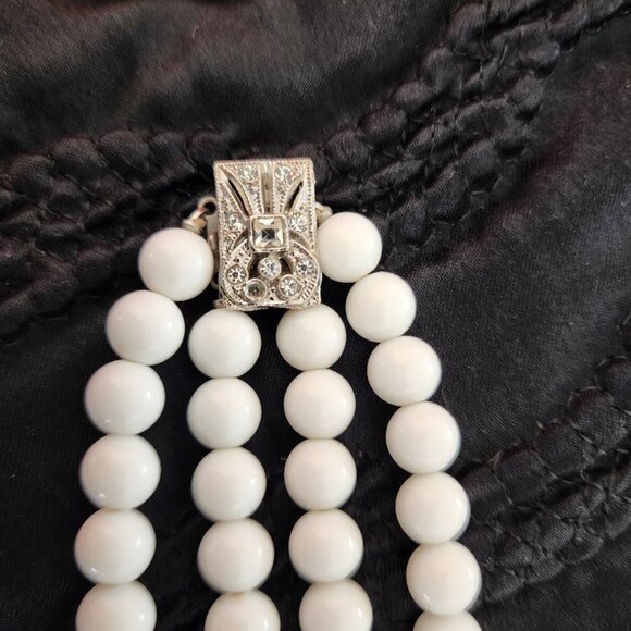 Vintage White Milk Glass Necklace - Picture 4 of 6